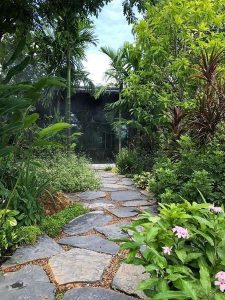 Flagstone freeform natural stone for walkway in garden